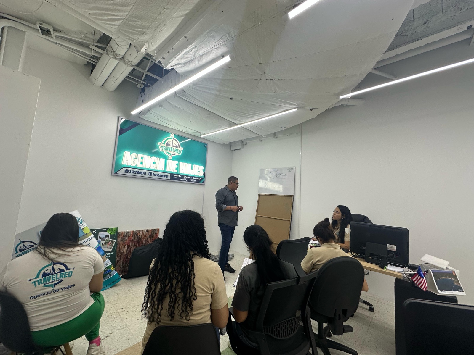 Roberto Cabrera dictando un taller en una agencia de viajes