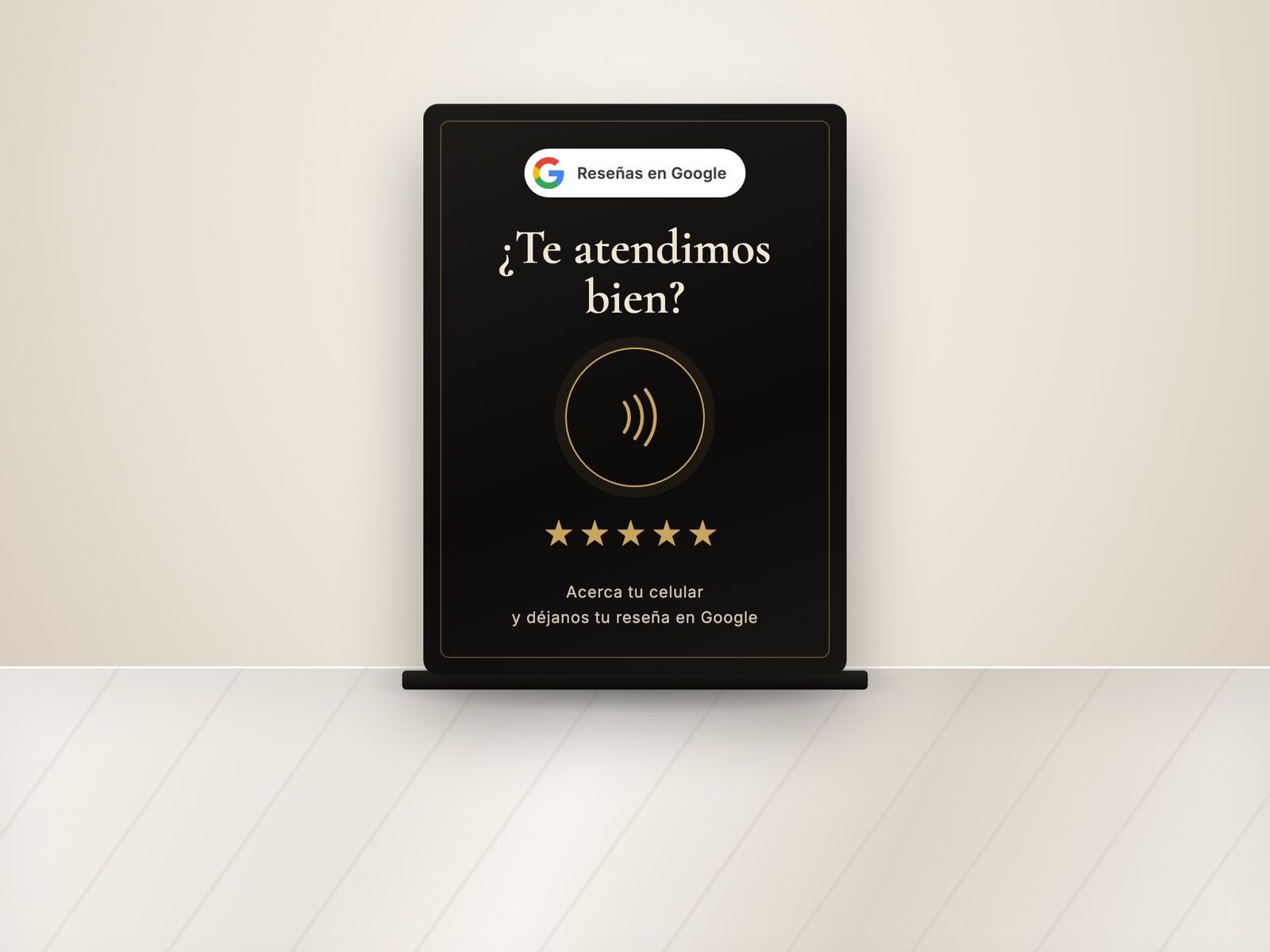 Placa negra de reseñas NFC sobre un mostrador de mármol